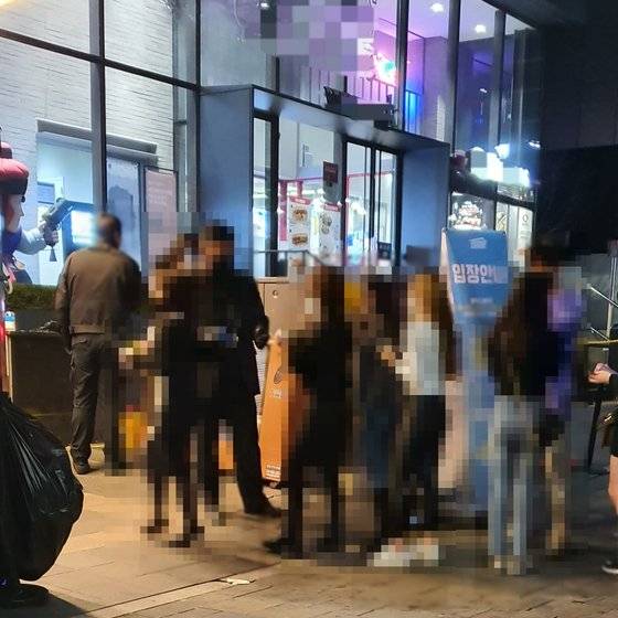 지난 1일 새벽 영업한 강남 클럽의 모습. 이 클럽은 다음날부터 문을 닫았다. 편광현 기자