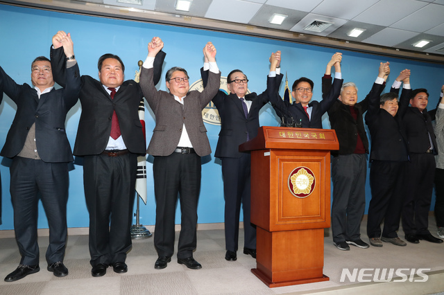 [서울=뉴시스] 고승민 기자 = 김문수 자유통일당 대표와 조원진 우리공화당 대표, 서청원 무소속 의원 등이 3일 서울 여의도 국회에서 우리공화당-자유통일당 합당 선언 기자회견을 마친 뒤 손을 들어 보이고 있다. 2020.03.03.kkssmm99@newsis.com