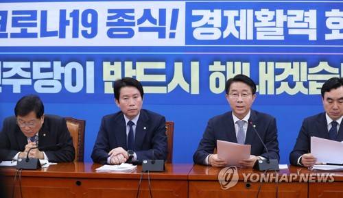 발언하는 민주당 조정식 정책위의장 (서울=연합뉴스) 안정원 기자 = 더불어민주당 조정식 정책위의장이 3일 오전 서울 여의도 국회에서 열린  원내대책회의-상임위간사단 연석회의에서 발언하고 있다. jeong@yna.co.kr