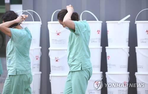 '잠시 휴식' (대구=연합뉴스) 김현태 기자 = 3일 대구시 중구 계명대학교 대구동산병원에서 의료진이 신종 코로나바이러스 감염증(코로나19) 확진자 치료 근무를 마치고 잠시 휴식을 취하러 이동하고 있다. 2020.3.3 mtkht@yna.co.kr