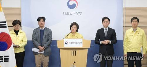 마스크 공적판매 브리핑하는 이의경 식약처장 (청주=연합뉴스) 이의경 식품의약품안전처장(가운데)이 3일 오후 충북 청주시 질병관리본부에서 '마스크 공적판매 수급상황 및 마스크사용 권고사항 개정' 브리핑을 하고 있다. [식약처 제공. 재판매 및 DB 금지] photo@yna.co.kr