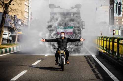 경찰 물대포차가 테헤란 도로에서 소독액을 살포하고 있다 [ANA통신]
