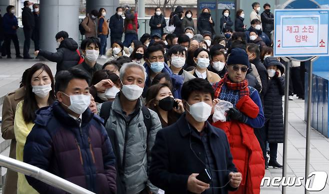 3일 오후 신종 코로나바이러스 감염증(코로나19) 확산 방지를 위해 서울역에 마련된 마스크 공적 판매처에서 시민들이 마스크를 구매하기 위해 길게 줄지어 서 있다. 2020.3.3/뉴스1 © News1 이동해 기자