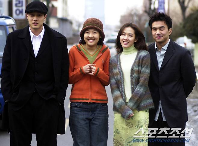 2001년 MBC 드라마. '맛있는 청혼'으로 데뷔한 손예진. 소지섭의 동생역으로 출연한 손예진은 데뷔 동기 소유진과 함께 정준을 사이에 두고 풋풋한 삼각관계를 그렸다.