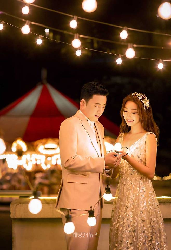 사진 : 웨딩드레스 페르테레이, 포토그래퍼 이창훈(더청담스튜디오), 턱시도 해리슨테일러, 한복 비단향, 헤어&메이크업 미즈노블, 모델 이귀주, 이승훈. 영상 웨딩미, 제품협찬 앙뜨, 이로스타일. 플라워 로더플라워