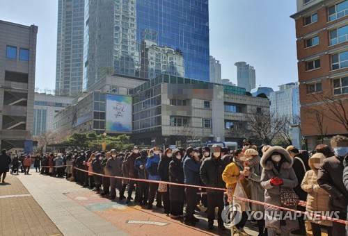 마스크 쓰고 마스크 사러 (서울=연합뉴스) 권희원 기자 =  중소벤처기업부 산하 중소기업유통센터가 운영하는 서울 양천구 행복한백화점 앞에서 지난 2일 시민들이 마스크를 사려 길게 줄 서 있다. 이곳에서 마스크 판매는 3일까지 이뤄진다. 2020.03.03 hee1@yna.co.kr