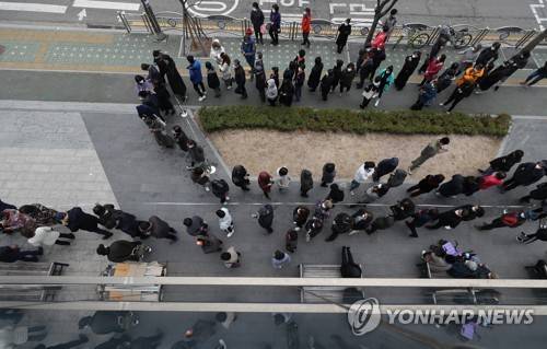 마스크 사기 위해 줄 선 시민들 [연합뉴스 자료사진]