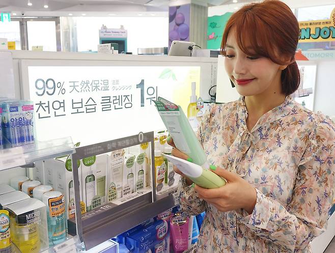 CJ올리브영 매장에서 한 고객이 제품을 살펴보고 있다.© 뉴스1(CJ올리브영 제공)