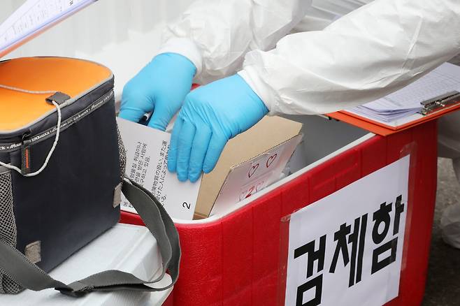 3일 오후 경기도 수원시 팔달구보건소 관계자들이 채취한 신종 코로나바이러스 감염증(코로나19) 검체를 조사 의뢰하기 전 물품을 점검하고 있다. 뉴스1