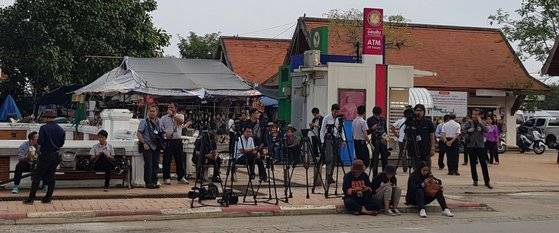 람빵 사원에 고위층 인사가 방문하는 것을 촬영하기 위해 기다리는 있는 카메라 기자들.