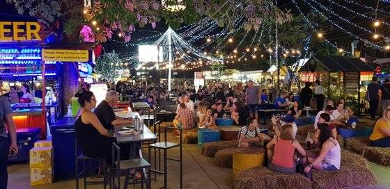 치앙마이 야시장에서 각종 음식과 맥주를 즐기고 있는 관광객.