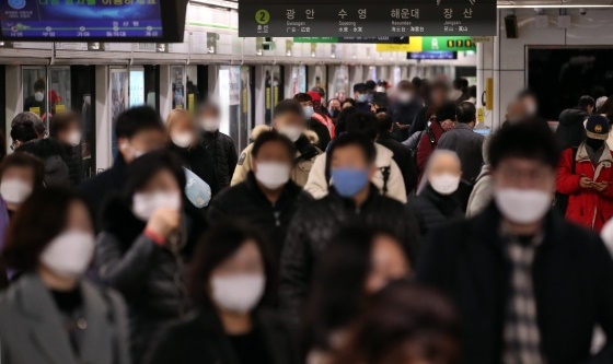 부산도시철도 1호선 서면역에 코로나19 예방을 위해 마스크를 착용한 시민들이 출근길에 오르는 모습./사진=뉴스1