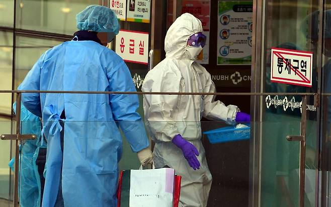 4일 오후 광주 남구 빛고을전남대병원 감염병전문병원으로 신종 코로나 바이러스 감염증(코로나19) 대구 확진자가 들어가고 있다. /사진=뉴시스