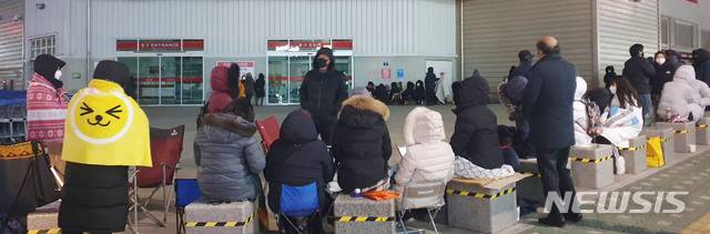 [의정부=뉴시스]송주현 기자 = 코스트코 의정부점에서 5일 판매하는 마스크 구입을 위해 전날 오후 8시부터 캠핑 장비까지 준비해 나온 시민들이 매장 현관 입구를 시작으로 길게 줄지어 서 있다. 2020.03.05 atia@newsis.com