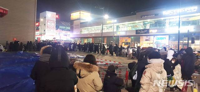 [의정부=뉴시스]송주현 기자 = 코스트코 의정부점에서 5일 판매하는 마스크 구입을 위해 전날 오후 8시부터 캠핑 장비까지 준비해 나온 시민들이 매장 현관 입구를 시작으로 길게 줄지어 서 있다. 2020.03.05 atia@newsis.com