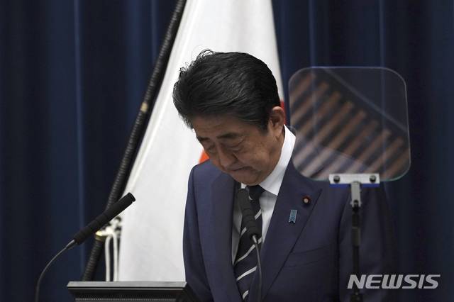 [도쿄=AP/뉴시스]아베 신조 일본 총리가 지난달 29일 기자회견을 하고 있다. 2020.03.03.