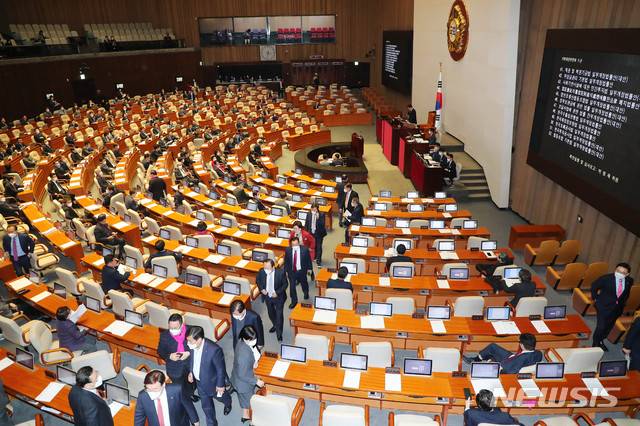 [서울=뉴시스] 장세영 기자 = 미래통합당 의원들이 5일 서울 여의도 국회에서 열린 본회의에서 인터넷전문은행 설립 및 운영에 관한 특례법 일부개정법률안이 부결되자 항의하며 퇴장하고 있다.  2020.03.05. photothink@newsis.com