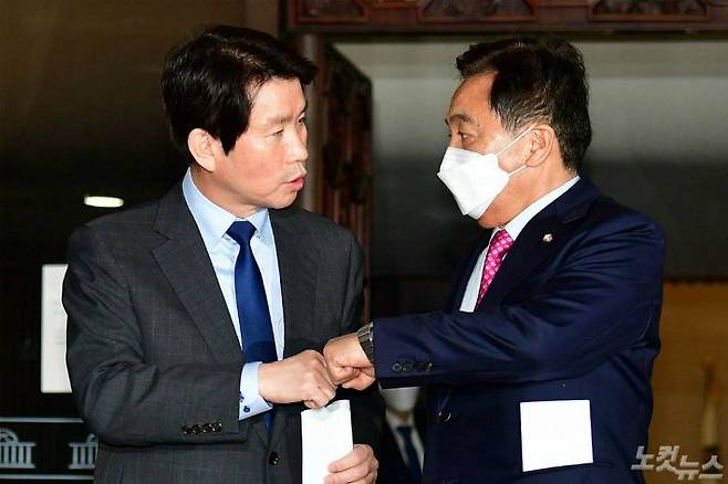 더불어민주당 이인영 원내대표와 미래통합당 심재철 원내대표가 4일 오후 국회 본청 로텐더홀에서 선거구 획정안 관련 여야3당 공동기자회견에 앞서 주먹으로 인사를 하고 있다. (사진=윤창원 기자)