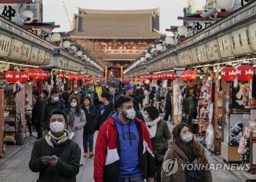 (도쿄 EPA=연합뉴스) 5일 일본 도쿄도(東京都) 소재 센소지(淺草寺) 인근 상점가에서 마스크를 쓴 여행객이 이동하고 있다. 2020.3.5