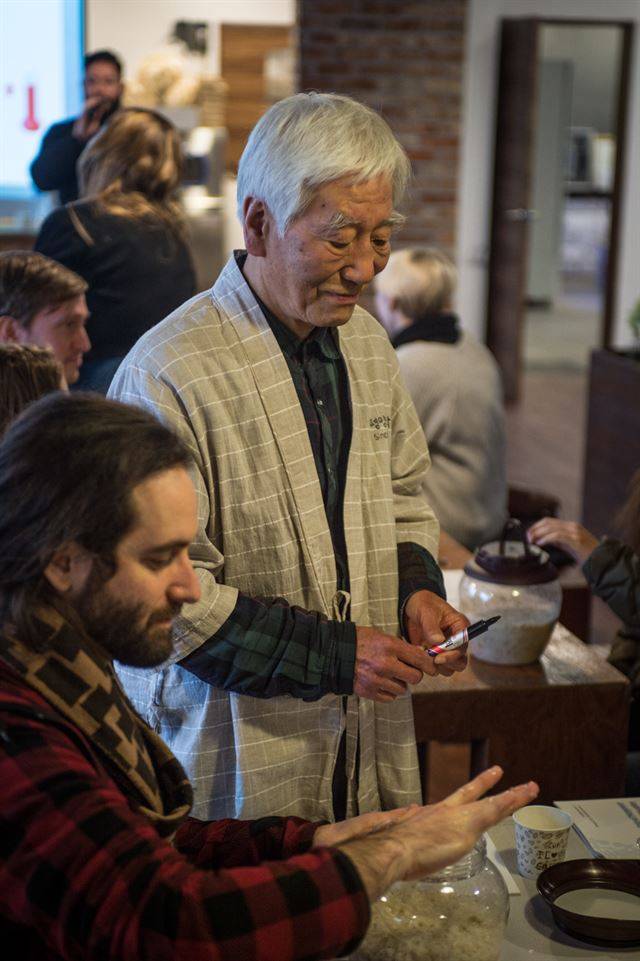 신평양조장 김용세 옹이 체험장을 찾은 외국인 관광객들에게 백련막걸리 제조과정을 설명하고 있다. 체험장에는 국내는 물론, 유럽 등 외국인들의 발길이 꾸준히 이어지고 있다. 신평양조장 제공