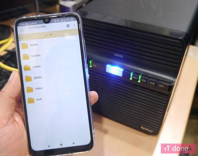 스마트폰, 스마트 TV나 태블릿과 같은 다양한 기기로 NAS에 접속 가능