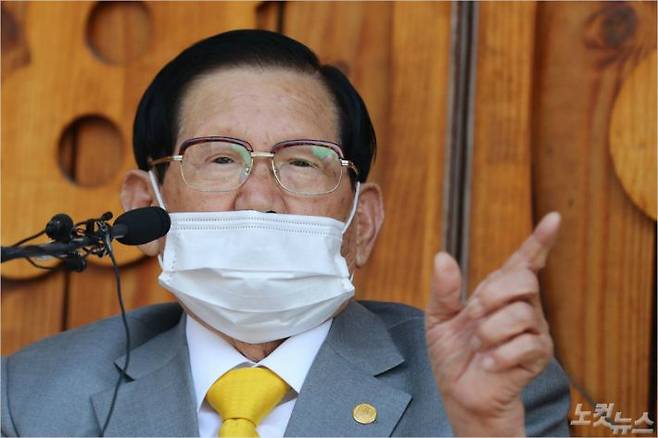 신천지 교주 이만희가 지난 2일 오후 경기도 가평군 청평면 고성리 평화연수원에서 열린 코로나19 관련해 기자회견에서 발언을 하고 있다. 사진=이한형 기자/자료사진