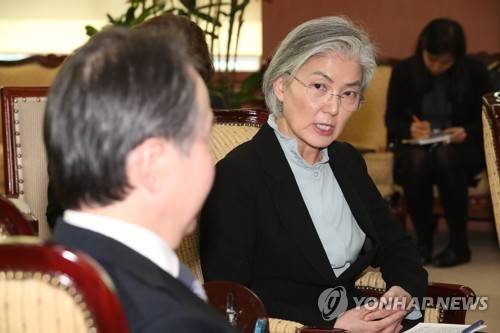 주한일본대사 초치한 강경화 장관 (서울=연합뉴스) 홍해인 기자 = 강경화 외교부 장관이 6일 서울 종로구 도렴동 외교부 청사에서 초치된 도미타 고지 주한일본대사와 면담하고 있다.      일본은 전날 한국에서 들어온 입국자에 대해 14일간 대기, 무비자 입국 금지, 입국 금지 지역 확대 등의 조치를 발표했다. 2020.3.6 hihong@yna.co.kr