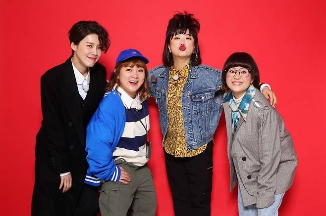 예능인 송은이는 팟캐스트 <송은이 김숙의 비밀보장>을 시작으로 <밥블레스유>, <판벌려> 등 프로그램을 성공적으로 이끌며 탁월한 기획 능력을 발휘하고 있다. <밥블레스유2>(올리브)를 진행하고 있는 장도연(왼쪽부터), 박나래, 김숙, 송은이. 프로그램 누리집