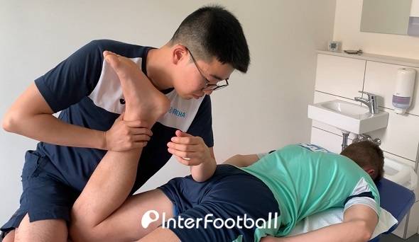 호펜하임 선수의 십자인대 파열 부상 이후 재활 프로그램을 진행 중인 권순민 물리치료사