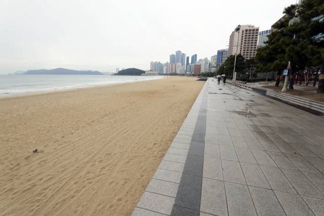 7일 부산 해운대해수욕장이 코로나19 영향으로 한산한 모습을 보이고 있다./연합뉴스