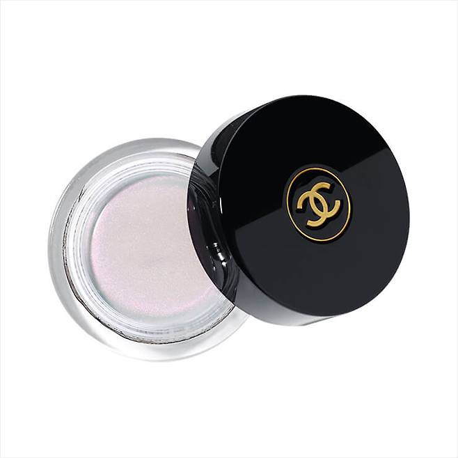 빛에 따라 다각도로 빛나는 핑크 펄이 어디에 바르든 유리알 광택을 극대화하는 멀티 유즈 탑 코트. 글로스 뤼미에르 미러 듀, 4만7천원.