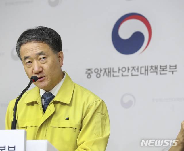 [세종=뉴시스]박능후 중앙재난안전대책본부 1차장(보건복지부 장관)이 지난 1일 오후 정부세종청사에서 열린 정례브리핑에서 '코로나바이러스 감염증-19(코로나19) 지역 확산 대응 치료체계 재구축 방안' 등을 설명하고 있다. (사진=보건복지부 제공) 2020.03.01. photo@newsis.com