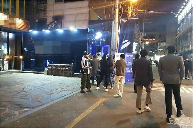 7일 오전 12시쯤 서울 마포구 홍대 근처의 클럽 앞에서 사람들이 대기하고 있다.(사진=서민선 기자)