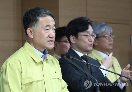 박능후 중대본 1차장, 코로나19 대응 정례브리핑 (서울=연합뉴스) 이정훈 기자 = 박능후 중앙재난안전대책본부 1차장(보건복지부 장관)이 8일 오후 정부서울청사에서 열린 코로나19 대응 정례브리핑에서 대응 현황 및 계획 등을 설명하고 있다. 2020.3.8 uwg806@yna.co.kr