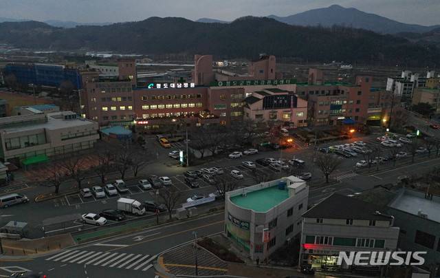 [청도=뉴시스] 이무열 기자 = 신종 코로나바이러스 감염증(코로나19) 확진자가 1천여 명을 돌파한 지난달 26일 오후 경북 청도군 대남병원에 적막감이 감돌고 있다. 방역당국은 9일까지 이 병원의 첫 감염원을 파악하지 못한 상태다. 2020.02.26.lmy@newsis.com
