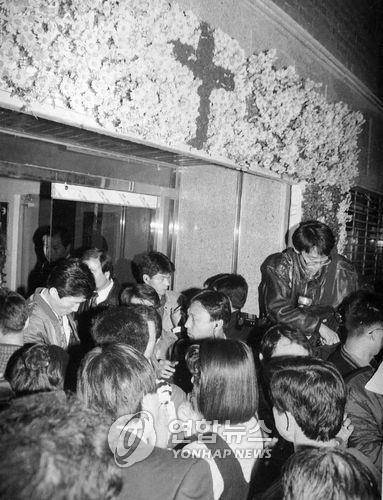 종말론 휴거 주장 다미선교회 종말과 함께 휴거가 이뤄진다고 예고된 1992년 10월 28일 밤 서울 마포구 연남동 다미선교회 앞에 신도, 경찰, 보도진 등이 몰려 들어 북새통을 이루고 있다. [연합뉴스 자료사진]