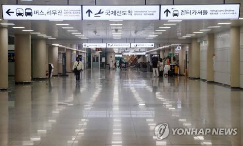 썰렁한 제주공항 국제선 도착장 (제주=연합뉴스) 9일 제주국제공항 국제선 도착장이 신종 코로나바이러스 감염증(코로나19) 여파로 썰렁한 모습을 보이고 있다. dragon.me@yna.co.kr