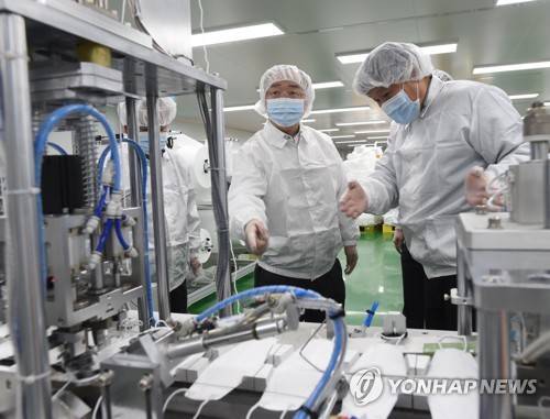 마스크 생산 현장 방문한 홍남기 부총리 (서울=연합뉴스) 홍남기 경제부총리 겸 기획재정부 장관이 9일 오후 경기도 안성 마스크생산 업체인 (주)케이엠을 방문해 생산 현장을 시찰하며 관계자로부터 설명을 듣고 있다.      [기획재정부 제공. 재판매 및 DB 금지] photo@yna.co.kr