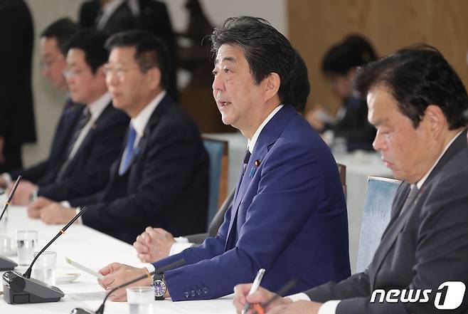 아베 신조 일본 총리가 10일(현지시간) 도쿄에서 열린 코로나19 관련 당정회의에서 발언을 하고 있다. © AFP=뉴스1 © News1 우동명 기자