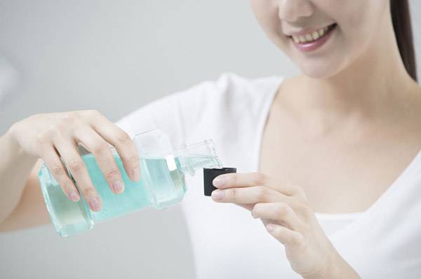 구강세척액은 입안을 촉촉하게 유지하면서 입 냄새를 제거하는 효과가 있지만 과도하게 자주 사용하면 입 안이 건조해지면서 오히려 입 냄새가 날 수 있다./사진=클립아트코리아