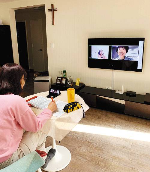 사랑의교회 소그룹 모임인 ‘다락방’ 신자들이 스카이프 영상 채팅을 이용해 주중 말씀 나눔을 하고 있다. 코로나19 여파로 온라인예배가 장기화 되면서 지역교회 목회자들은 신자들의 신앙 공백을 최소화하기 위해 다양한 방법으로 목양에 나서고 있다. 사랑의교회 제공