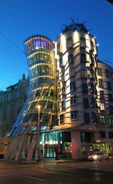 프랭크 게리가 디자인한 체코 프라하의 댄싱 하우스는 실제로 보면 역동성과 조명의 화려함이 더 극대화된다. 건축가 문훈 제공