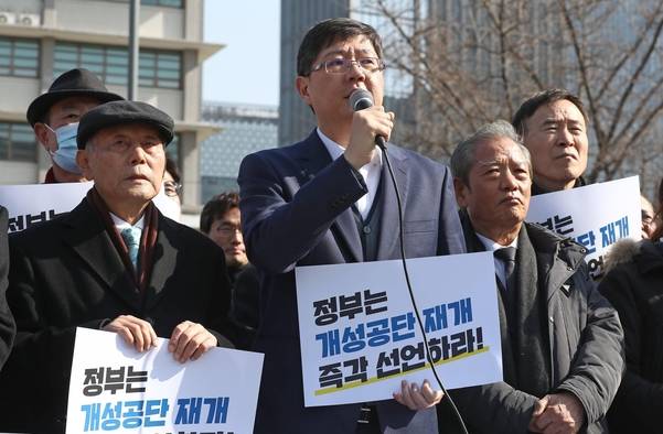 김홍걸 민족화해협력범국민협의회 대표상임의장이 지난달 10일 오후 서울 종로구 미국대사관 앞에서 열린 개성공단 재개 촉구 기자회견에서 발언하고 있다./연합뉴스