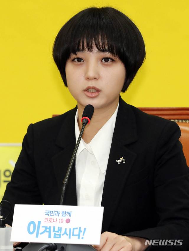 [서울=뉴시스] 장세영 기자 = 류호정 정의당 비례대표 후보가 8일 서울 여의도 국회에서 정의당 21대 국회의원 총선거 비례대표 후보 선출보고회에 참석해 인사말을 하고 있다.  2020.03.08. photothink@newsis.com