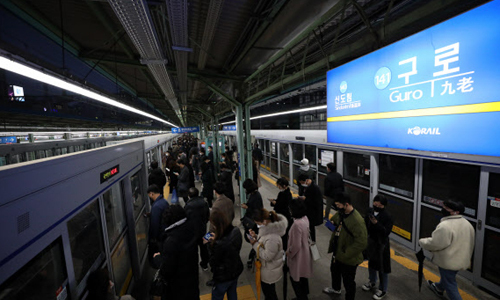 10일 오후 신종 코로나바이러스 감염증(코로나19) 집단 감염이 발생한 서울 구로구 신도림동 콜센터 인근의 서울지하철 1호선 구로역 승강장에서 마스크를 쓴 시민들이 지하철을 기다리고 있다. 뉴시스