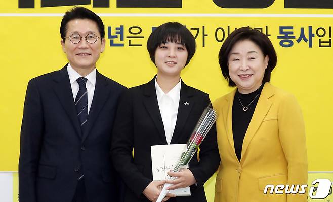 심상정 정의당 대표와 윤소하 원내대표가 지난 8일 서울 여의도 국회에서 열린 21대 국회의원 총선거 비례대표 후보자 선출보고회에서 비례대표 1번에 선정된 류호정 정의당 IT산업노동특별위원장에게 장미꽃과 노회찬 회고록을 전달하고 있다. 2020.3.8/뉴스1 © News1 김명섭 기자