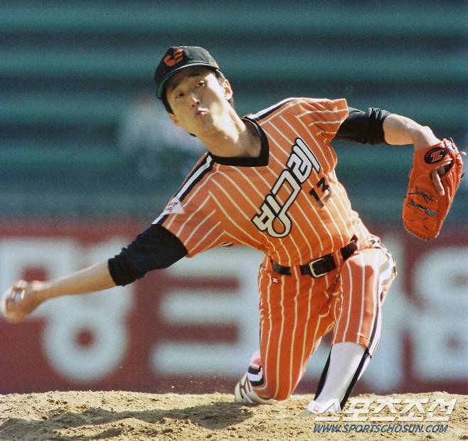 '1990년 5월, 빙그레 유니폼을 입고 잠실구장에서 투구를 하는 한희민' 한희민은 한국프로야구 최초의 정통 언더핸드 투수였다. 빙그레 이글스 창단 당시 원년멤버로 입단한 한희민은 슬라이더와 싱커를 주무기로 많은 승수를 거두었다. 통산 기록 80승 51패 평균자책점 3.25를 기록했고, 대만에서 활동한 최초의 한국 프로야구 선수로 알려져 있다.