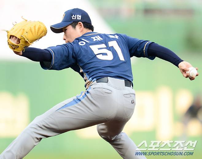2015년 6월, 인천 SK전에서 투구하는 NC 이재학의 모습, 2012년 KBO 리그 2차 드래프트에서 NC 유니폼으로 갈아입은 이재학은 2013년 27경기 10승 5패 1세이브 방어율 2.88을 기록하며 신인왕을 차지했다.