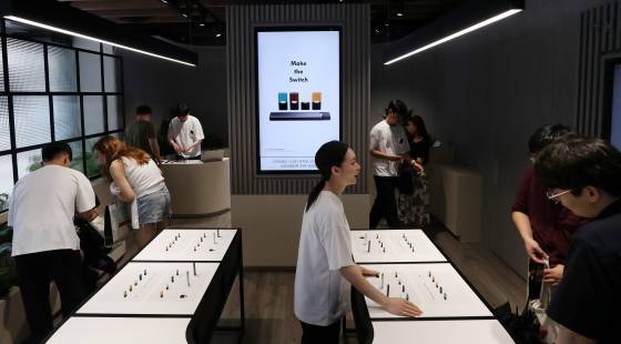 쥴랩스코리아가 15일 오후 지난 14일 오픈한 서울 강남구 쥴 스토어 세로수길지점에서 소비자들에게 쥴을 선보이고 있다. / 사진=김휘선 기자 hwijpg@