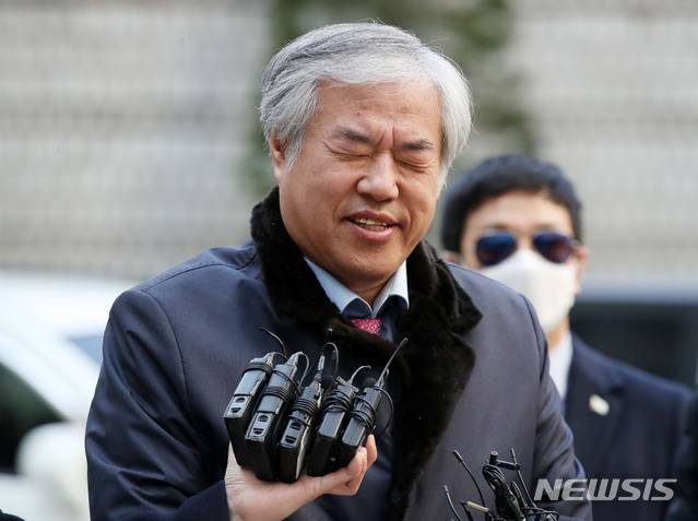 [서울=뉴시스]박미소 기자 = 전광훈 한국기독교총연합회장이 지난달 24일 오전 서울 서초구 서울중앙지방법원에서 열리는 공직선거법 위반 혐의 구속 전 피의자 심문(영장실질심사)에 출석하며 취재진의 질문에 답하고 있다. 2020.02.24. misocamera@newsis.com